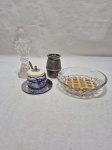 Lote de moedor de pimenta em prata 90 (no estado), cinzeiro, saleiro grande e saleiro pequeno em cristal. Medindo o cinzeiro 13cm x 3cm de altura.