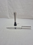 Socador de alho e espátula de bolo em aço inox WMF. Medindo a espátula 28cm de comprimento.
