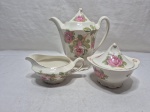 Jogo de servir chá, café com 3 peças em porcelana inglesa floral. Medindo o bule 19cm de altura, açucareiro com fio de cabelo.