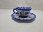 Linda xícara de café em porcelana portuguesa pintada à mão. Medindo 11cm x 6cm de altura.