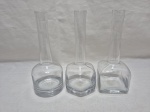 Lote de 3 vasos floreira em vidro incolor. Medindo 17cm de altura.