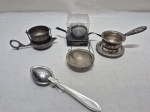 Lote de coadores de chá em prata 90 e aço inox. Medindo 5cm de altura.
