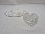 Lote de petisqueira oval e caixa na forma de coração em cristal trabalhado. Medindo a petisqueira 22cm x 11cm.