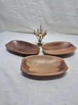 Lote de 3 petisqueiras retangulares em madeira e suporte com 8 espetos de petisco em metal dourado. Medindo a petisqueira 20cm x 12cm x 3cm de altura.