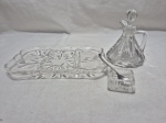 Lote de petisqueira retangular, saleiro de mesa e galheta, peças em demicristal. Medindo a petisqueira 21cm x 14cm.