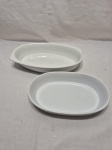 Lote de 2 travessas ovais em porcelana branca. Medindo a travessa maior 28cm x 17,5cm x 5cm de altura.