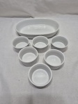 Lote de travessa e 6 cumbucas bowl em porcelana branca. Medindo a travessa maior 23cm x 15cm x 4cm de altura.