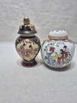 Lote de 2 potiches em porcelana oriental com pintura de gueixas. Medindo o maior 17cm de altura.