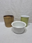 Lote de 3 cachepots floreiras em porcelana e plástico duro. Medindo o maior 15cm x 15cm de altura.