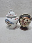 Lote de 2 potiches em porcelana oriental com pintura de gueixas. Medindo o maior 9cm de altura. Sendo um sem tampa.
