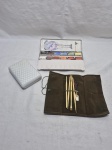 Lote diverso para pintura, composto de pincéis, porta tintas, etc. Medindo o porta tintas 14cm x 9cm x 3cm de altura.