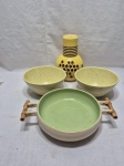 Lote de 2 bowls e travessa em cerâmica vitrificada e moringa em porcelana. Medindo o bowl 15,5cm x 7cm de diâmetro.
