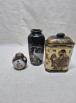 Lote de vaso floreira e 2 potiches em porcelana oriental decorada. Medindo o maior 16cm de altura.