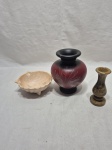 Lote diverso composto de petisqueira em porcelana, vaso em cerâmica e vaso em pedra. Medindo o maior 16cm de altura. Com desgate na douração.