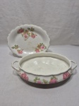 Lote de legumeira sem tampa e travessa oval em porcelana inglesa floral, craquelado. Medindo a travessa funda 24cm x 16cm x 7cm de altura. Com desgate na douração.