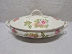 Linda sopeira, legumeira oval em porcelana inglesa floral, craquelado. Medindo 29cm x 19cm x 8cm de altura. Com desgate na douração.