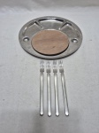 Lote de petisqueira com 4 espetos de petisco em aço inox. Medindo 24cm de diâmetro.
