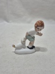 Linda escultura de menino com cachorro em porcelana. Medindo 8cm de altura.