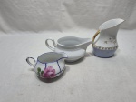 Lote de 3 leiteiras diversas em porcelana. Medindo o maior 13cm de altura.