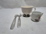 Lote de 2 talheres infantil em inox e 2 canecas em cerãmica e porcelana. Medindo a caneca 9cm x 8cm de altura.
