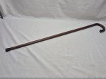 Linda bengala madeira com pega meia lua. Medindo 93cm de comprimento.