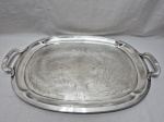 Linda bandeja retangular em prata francesa Christofle, fundo cinzelado. Medindo 50cm x 37,5cm x 57cm alça a alça.