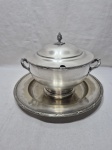 Linda sopeira com presentuir em prata 90 Mappin & Webb's, modelo X. Medindo a sopeira 21cm x 13cm de altura, bandeja 31cm de diâmetro. Com leve desgaste.