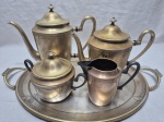 Jogo de servir chá, café com 5 peças em metal dourado. Medindo a bandeja 38cm x 30cm x 45,5cm alça a alça.