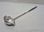 Linda concha de poncheira em prata 90 Sheffield England. Medindo 46cm de comprimento.