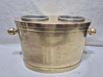 Champanheira para 2 garrafas em latão dourado. Medindo 31cm x 19,5cm x 21cm de altura.