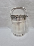 Lindo balde de gelo em prata 90 Regia com relevos na borda. Medindo 13cm x 15cm de altura.