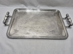 Linda bandeja retangular em prata 90 Wolff, borda perolada. Medindo 41cm x 32cm x 49cm alça a alça.