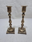 Par de castiçais em bronze com coluna torneada. Medindo 19,5cm de altura.
