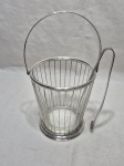 Lindo balde de gelo com recipiente em demicristal, suporte e pinça em prta 90 Cristofoli. Medindo 13,5cm x 14,5cm de altura.