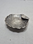 Lindo cinzeiro em prata de lei contrastada. Medindo 9,5cm x 9cm, pesando 59 gramas.