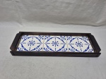 Bandeja retangular em madeira com azulejos ao fundo da Casa Finland. Medindo 39cm x 13cm x 3,5cm de altura. Com leve restauro.