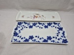 Lote de 2 travessas retangulares em porcelana, sendo uma Steatita e uma Real. Medindo a maior 37cm x 13cm, um com leve bicado.