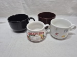 Lote de 4 canecas de consume em porcelana diversas. Medindo a maior 13cm x 9cm de altura.