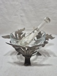 Pilão com pistilo em vidro, suporte em metal. Medindo 14cm x 10cm de altura. Com leve bicado.