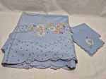 Toalha de mesa azul quadrada com bordados de flores. Medindo 140cm x 140cm. Com pequenos buraquinhos como  demonstra fotos.