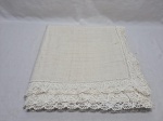 Toalha de mesa quadrada em linho com borda trabalhada. Medindo 130cm x 120cm.