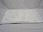 Toalha de mesa quadrada com bordados. Medindo 120cm x 120cm. Com pequenos furinhos como demonstra fotos.