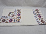 Toalha de mesa em linho com lindos bordados. Medindo 150cm x 140cm. Com pequenos furinhos como demonstra fotos.