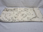 Linda toalha retangular para banquetes com bordados Ilha da Madeira. Medindo 260cm x 170cm. Com marcas de guardado.