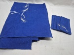 Toalha de mesa em linho azul com 4 guardanapos. Medindo 160cm x 130cm. Peça com marcas de guardado.