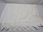 Toalha de mesa retangular branca com flores. Medindo 210cm x 130cm. Com marcas de guardado.