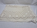 Toalha de mesa quadrada em fino crochê. Medindo 140cm x 140cm. Com marcas de guardado.
