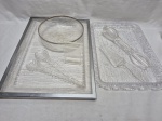 Lote diverso em acrilico, composto de 2 bandejas, bowls, etc. Medindo a bandeja maior 46,5cm x 34cm.