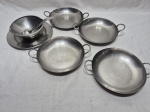 Lote de 4 petisqueiras redondas com alça e 1 molheira em aço inox. Medindo a molheira 14cm x 6cm de altura.