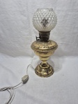 Abajur, luminária de mesa em metal dourado com cúpula em vidro moldado, funcionando perfeitamente. Medindo 41cm de altura total.